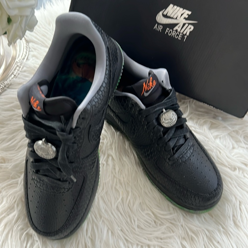 AIR FORCE 1 ‘07 PRM 8.5 Men’s Black Halloween 🎃 Glow 10.5 women’s.